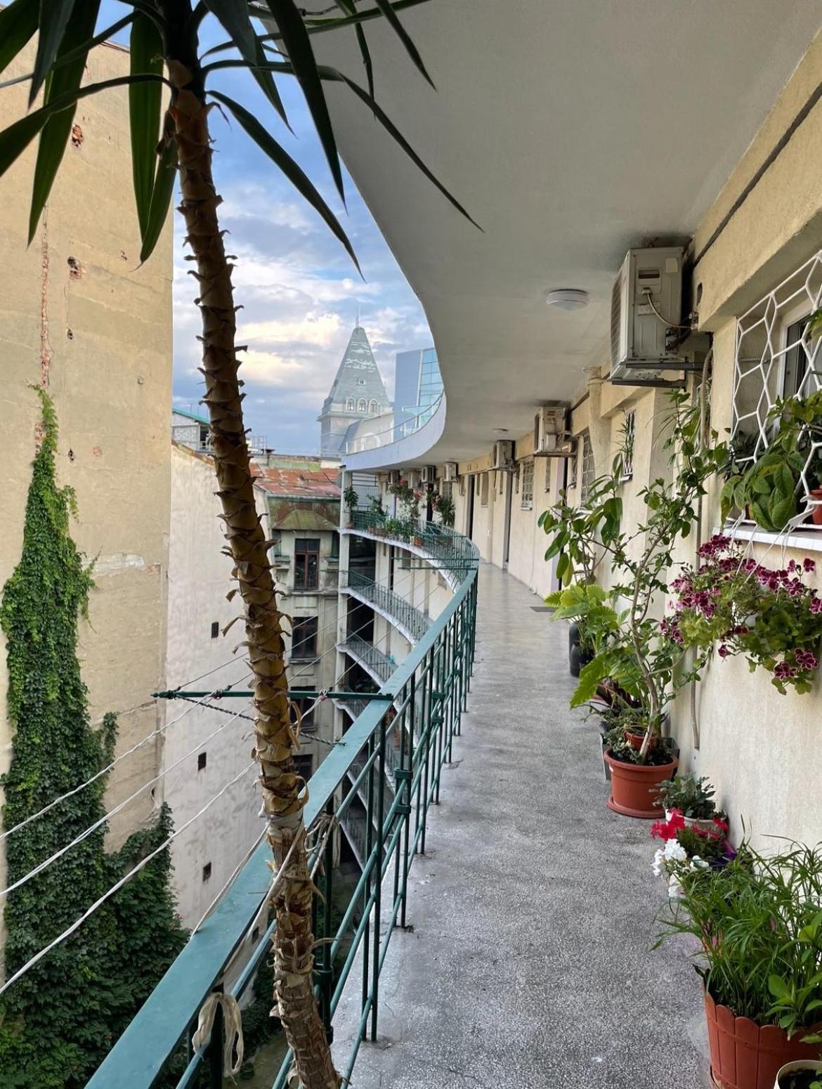 Lucomi's Apartment *